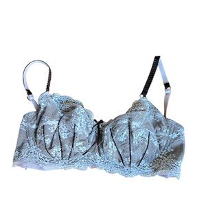 ▫️ELLE MACPHERSON: Women’s 38D, laced light pink/maroon pad-less wired bra▫️